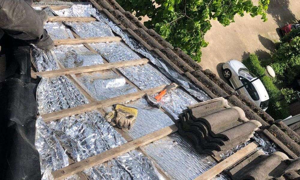 Nieuwe panlatten met dakpannen in Geleen