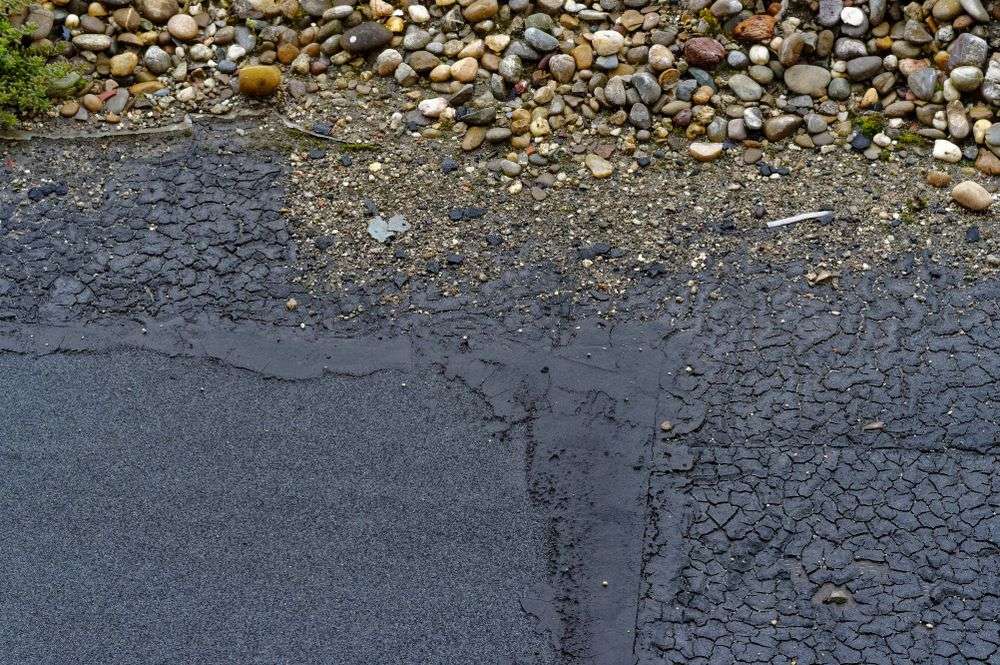 Scheur in het bitumen dak in Sittard